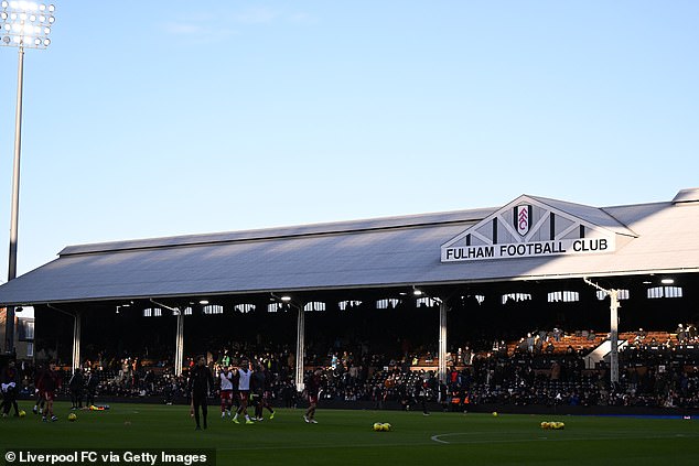 Súboj Fulhamu v Premier League s Liverpoolom sa oneskorí o Súboj Fulhamu s Liverpoolom bol pre zdravotnú pohotovosť odložený o 15 minút