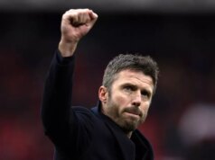 Súkromný odkaz Michaela Carricka do šatne Man Utd, ktorý inšpiroval víťazstvo v derby Michael Carrick zdvihne päsť do vzduchu