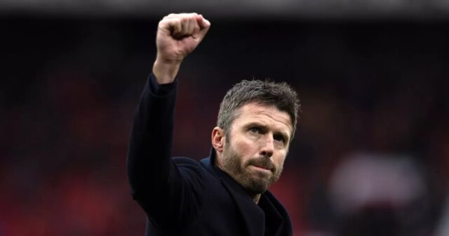 Michael Carrick zdvihne päsť do vzduchu 