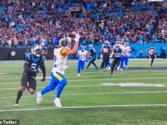 Superhviezda Rams Puka Nacua utešovaná svojimi spoluhráčmi po nákladnom prepade v play-off NFL proti Caroline Puka Nacua bol pripravený na takmer istý touchdown, ak by potiahol prihrávku Matthewa Stafforda