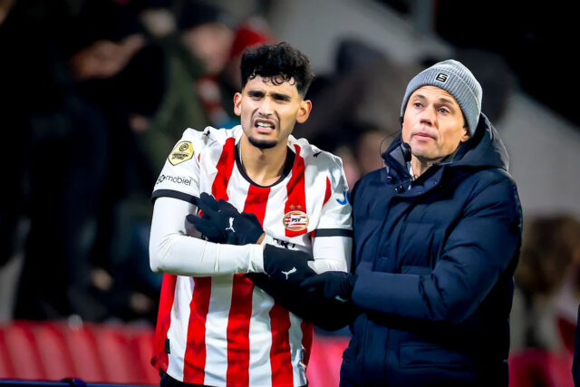 Útočník PSV Eindhoven Ricardo Pepi sa zranil počas zápasu medzi PSV Eindhoven a Excelsior Rotterdam na štadióne Philips v sezóne 2025 – 2026 v holandskom Eindhovene v holandskom Eindhovene 10. januára 2026 na štadióne Philips. (Foto: Marcel van Dorst/NEYE4images cez Getty Images)