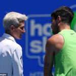 Rozhodca hovoril so Španielom Carlosom Alcarazom pred zápasom mužskej dvojhry proti Tommymu Paulovi z USA o prístroji, ktorý mal na sebe.