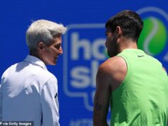 Svetová jednička Carlos Alcaraz bol prichytený pomocou ZAKÁZANÉHO zariadenia pred zápasom Australian Open s Alexom de Minaurom Rozhodca hovoril so Španielom Carlosom Alcarazom pred zápasom mužskej dvojhry proti Tommymu Paulovi z USA o prístroji, ktorý mal na sebe.