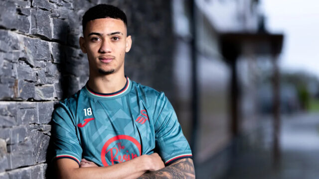 Gustavo Nunes v predsezónnej akcii za Brentford minulé leto 