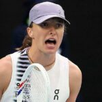 Swiatek sa začína uchádzať o históriu s neistým víťazstvom