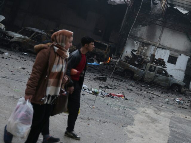 Sýrčania v kurdských oblastiach Aleppa zbierajú kusy po zrážkach | Sýrske vojnové správy
