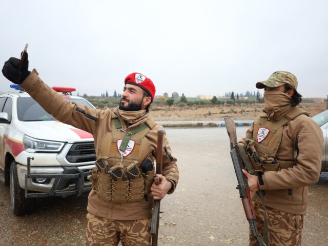 Sýrske vládne sily obsadili strategické mesto v Rakke pri ústupe SDF | Sýrske vojnové správy
