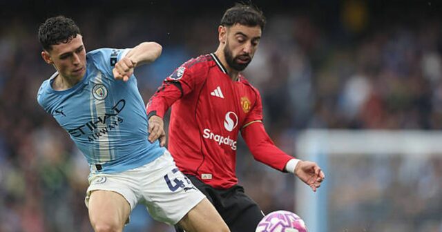 Phil Foden z Manchestru City bojuje o držanie lopty s Brunom Fernandesom z Manchestru United počas zápasu Premier League medzi Manchestrom City a Manchestrom United na Etihad Stadium 14. septembra 2025 v Manchestri v Anglicku.