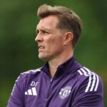 Darren Fletcher, manažér Manchestru United, sleduje zápas Premier League U18 medzi Derby County a Manchester United.