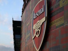 Tajná tlačová konferencia Arsenalu rozzúrila fanúšikov, keď bol odhalený nový prestup David Dein, Arsene Wenger a Sol Campbell na odhalení Campbell's Arsenal v roku 2001