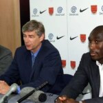 Sol Campbell s Arsénom Wengerom pri odhalení Arsenalu v roku 2001
