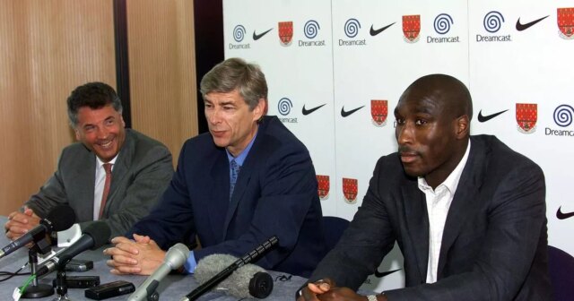 Sol Campbell s Arsénom Wengerom pri odhalení Arsenalu v roku 2001