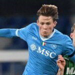 Scott McTominay z SSC Neapol bojuje o držanie lopty s Joshom Doigom z USA Sassuolo Calcio počas zápasu Serie A medzi SSC Neapol a US Sassuolo Calcio na Stadio Diego Armando Maradona