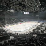 Talianske olympijské hokejové klzisko zosmiešňované pre malý jumbotron, keďže stavba monitorov NHL