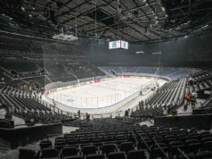 Talianske olympijské hokejové klzisko zosmiešňované pre malý jumbotron, keďže stavba monitorov NHL Talianske olympijské hokejové klzisko zosmiešňované pre malý jumbotron, keďže stavba monitorov NHL