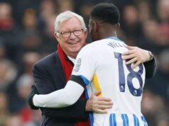 Telefonát Dannyho Welbecka od Sira Alexa Fergusona, ktorý hovoril veľa po hrdinstvách v FA Cupe Sir Alex Ferguson bývalý manažér Manchestru United a Danny Welbeck z Brightonu a Hove Albion sa objímajú pred zápasom Premier League medzi Manchester United FC a Brighton & Hove Albion FC na Old Trafford