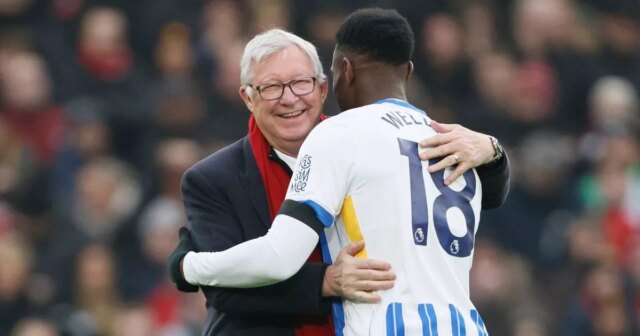 Sir Alex Ferguson bývalý manažér Manchestru United a Danny Welbeck z Brightonu a Hove Albion sa objímajú pred zápasom Premier League medzi Manchester United FC a Brighton & Hove Albion FC na Old Trafford