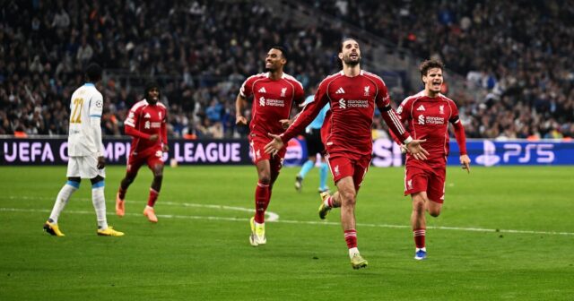Dominik Szoboszlai z Liverpoolu oslavuje strelenie prvého gólu svojho tímu počas zápasu fázy MD7 Ligy majstrov UEFA 2025/26 medzi Olympique de Marseille a Liverpool FC na Stade de Marseille 21. januára 2026 vo francúzskom Marseille. 