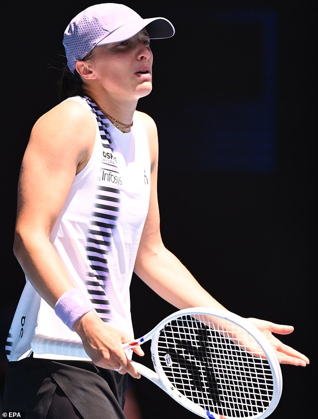 Tenisová hviezda hovorí, že s hráčmi sa zaobchádza „ako so Tenisová hviezda hovorí, že s hráčmi sa zaobchádza „ako so zvieratami v zoo“, keď sa natáčanie v štýle Veľkého brata rozhorí po tom, čo Coco Gauff chytili pri rozbíjaní rakety