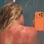 22. januára 2025; Melbourne, Viktória, Austrália; Španiel Carlos Alcaraz gestikuluje počas zápasu so Srbom Novakom Djokovičom vo štvrťfinále dvojhry mužov na Australian Open 2025 v Melbourne Parku. Povinný kredit: Mike Frey-Imagn Images