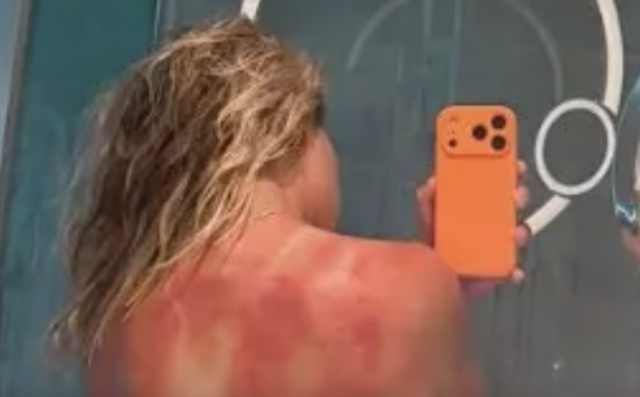 22. januára 2025; Melbourne, Viktória, Austrália; Španiel Carlos Alcaraz gestikuluje počas zápasu so Srbom Novakom Djokovičom vo štvrťfinále dvojhry mužov na Australian Open 2025 v Melbourne Parku. Povinný kredit: Mike Frey-Imagn Images