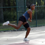 Amiya Bowles z Bexley drží tri prsty, aby v októbri 2024 vyhrala svoje tretie po sebe idúce štátne majstrovstvo divízie II.