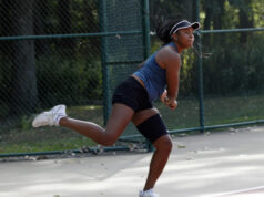 Tenisová šampiónka z Ohia Amiya Bowles bude hrať za chlapčenský tím Bexley Amiya Bowles z Bexley drží tri prsty, aby v októbri 2024 vyhrala svoje tretie po sebe idúce štátne majstrovstvo divízie II.