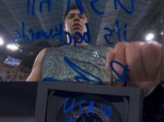 Tenisoví fanúšikovia odišli rozdelení po tom, čo americká hviezda Ben Shelton napísal štvorslovný odkaz „proti prebudeniu“ o problémoch USA na Australian Open. Na snímke: Okamih, keď Ben Shelton po víťazstve v poslednom zápase na Australian Open napísal na televíznu kameru „USA až do úzadia“