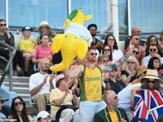 Tenisový superfanúšik, ktorý sa stal virálnym pre podporu Emmy Raducanuovej, bol počas zápasu Alexa de Minaura VYHNUTÝ z Australian Open políciou Tenisový superfanúšik Jack Bray sa stal internetovou senzáciou pre svoju podporu britskej hviezde Emme Raducanu na Australian Open