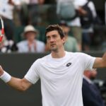 Sebastian Ofner predčasne oslavoval, najprv zatlačil päsťou a zdvihol ruky do vzduchu, než si poklepal na hlavu, ale zápas prehral (TNT Sports)