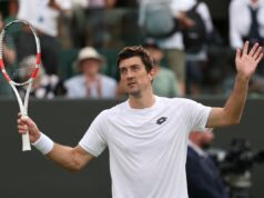 Tenistka oslavuje príliš skoro a potom prehrá zápas v kvalifikácii Australian Open Sebastian Ofner predčasne oslavoval, najprv zatlačil päsťou a zdvihol ruky do vzduchu, než si poklepal na hlavu, ale zápas prehral (TNT Sports)