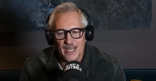 Cristian Romero z Tottenhamu Hotspur apeluje na rozhodcu Darrena Englanda počas zápasu Premier League medzi Bournemouthom a Tottenhamom Hotspur na Vitality Stadium. 