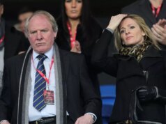 Terry Yorath sa tešil z neuveriteľných vrcholov a tragických pádov, keď vzdával hold futbalovej ikone Terry Yorath vo svojich dňoch v Coventry City s manželkou Christine Yorath, dcérami Gabby (4) a Louise (3) a ročným synom Danielom