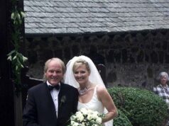 Terry Yorath zomrel vo veku 75 rokov: Futbalová legenda Leedsu a Walesu a otec Gabby Loganovej zomrel „po krátkej chorobe“ – potom, čo bola nútená predčasne opustiť MOTD Terry Yorath so svojou dcérou Gabby v deň svadby v Logie Kirk v Škótsku v júli 2001