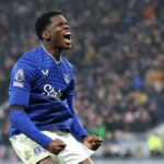 Thierno Barry oslavuje po strelení vyrovnávajúceho gólu Evertonu proti Leedsu
