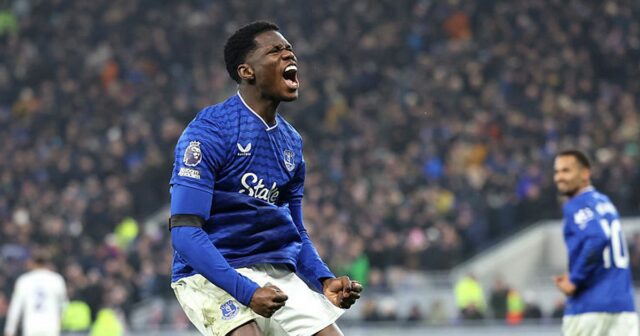 Thierno Barry spláca Evertonu vieru, keď Leeds odišiel s ľútosťou Thierno Barry oslavuje po strelení vyrovnávajúceho gólu Evertonu proti Leedsu