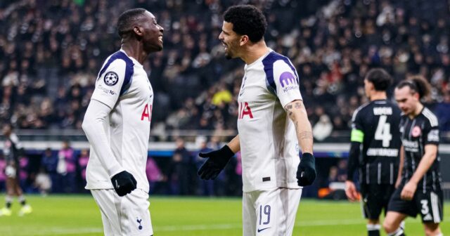Dominic Solanke oslavuje svoj gól s Randalom Kolo Muanim počas zápasu Ligy majstrov UEFA medzi Eintrachtom Frankfurt a Tottenhamom Hotspur.