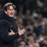 Thomas Frank sa pozerá z postrannej čiary.