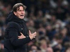 Thomas Frank kritizuje hviezdu Aston Villy po hromadnej bitke o FA Cup a Tottenhame Thomas Frank sa pozerá z postrannej čiary.