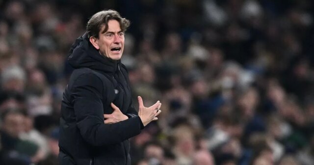 Thomas Frank sa pozerá z postrannej čiary. 