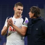 Obranca Tottenhamu Micky van de Ven s Thomasom Frankom