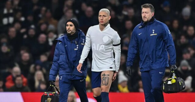 Richarlison z Tottenhamu Hotspur odchádza zranený počas zápasu tretieho kola Emirates FA Cup medzi Tottenham Hotspur a Aston Villaon 10. januára 2026 v Londýne, Anglicko
