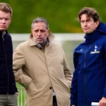 Športoví riaditelia Tottenhamu Hotspur Fabio Paratici (uprostred) a Johan Lange (vľavo) s manažérom Thomasom Frankom počas tréningu v londýnskom tréningovom centre Tottenham Hotspur. Dátum fotografie: utorok 21.10.2025.