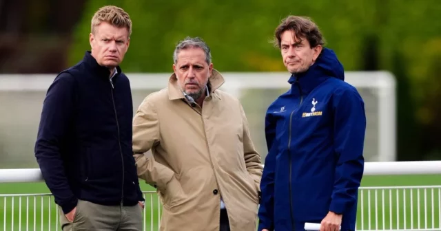 Športoví riaditelia Tottenhamu Hotspur Fabio Paratici (uprostred) a Johan Lange (vľavo) s manažérom Thomasom Frankom počas tréningu v londýnskom tréningovom centre Tottenham Hotspur. Dátum fotografie: utorok 21.10.2025.