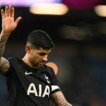 Argentínsky obranca #17 Cristian Romero z Tottenhamu Hotspur máva fanúšikom pri odchode z ihriska