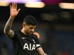 Thomas Frank vysvetľuje obavy čerstvého Cristiana Romera zo zranenia po hrdinstve Tottenhamu v Burnley Argentínsky obranca #17 Cristian Romero z Tottenhamu Hotspur máva fanúšikom pri odchode z ihriska