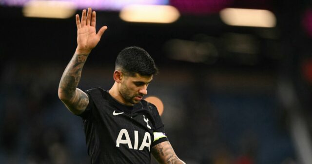 Thomas Frank vysvetľuje obavy čerstvého Cristiana Romera zo zranenia po Argentínsky obranca #17 Cristian Romero z Tottenhamu Hotspur máva fanúšikom pri odchode z ihriska