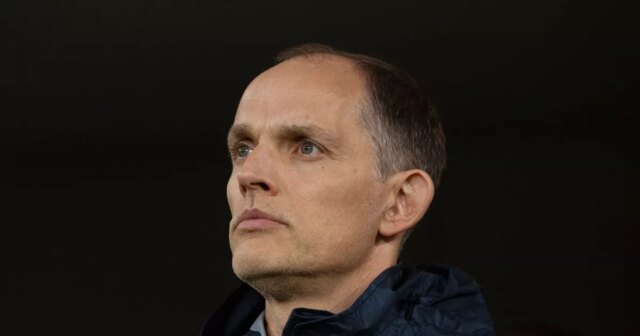 Thomas Tuchel sa pozerá