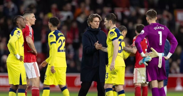 Tím Tottenham potvrdený proti Sunderlandu - štartujú Mathys Tel a Šéf Tottenhamu Thomas Frank po boku Bena Daviesa