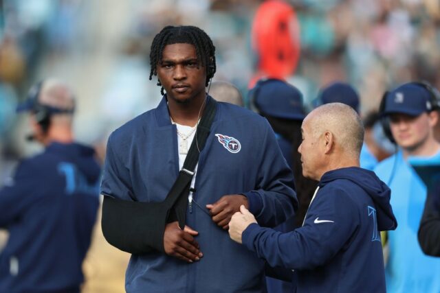 Titans QB Cam Ward (rameno) sa vyhýba operácii NFL: Tennessee Titans v Jacksonville Jaguars